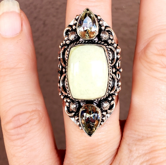 New Lemon Chrysoprase and White Topaz 925 Silver Statement Ring. - Picture 10 of 11